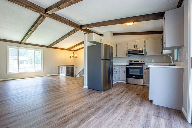 Building Photo - 3 Bedroom / 1.5 Bath with Fenced Backyard and Washer/Dryer in Walnut Grove in Millard!