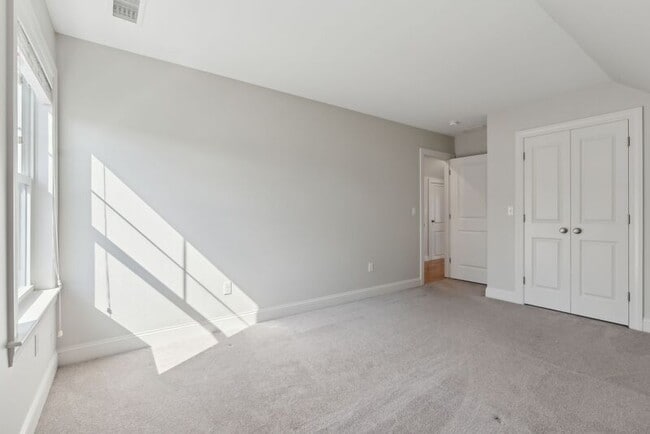 Building Photo - 2 Lodge Dr