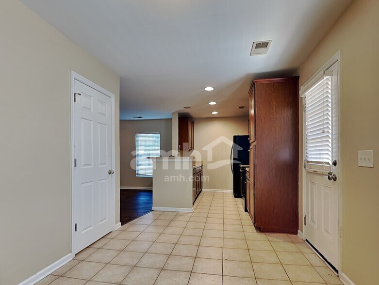 Building Photo - 409 Lakewind Dr
