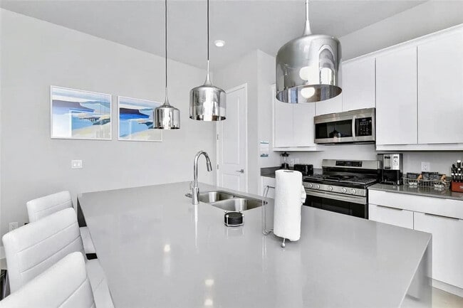 Building Photo - 7740 Sandy Ridge Dr