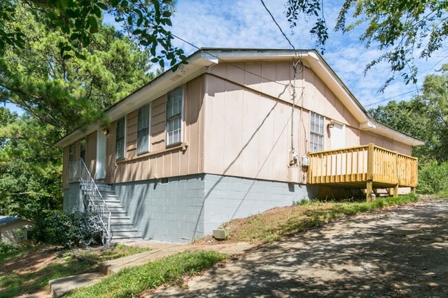Building Photo - Charming Adamsville Home with Open Floor P...