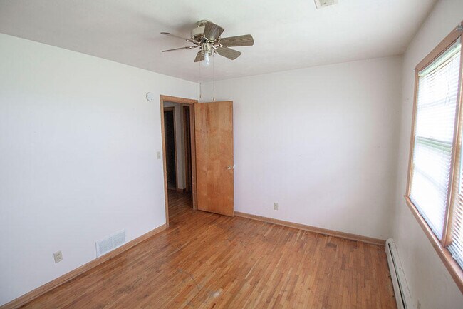 Building Photo - 1303 E Smiley Ln