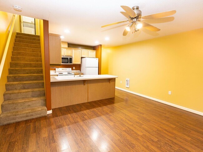 Building Photo - Bright & Spacious 2-Bedroom End Unit Townh...