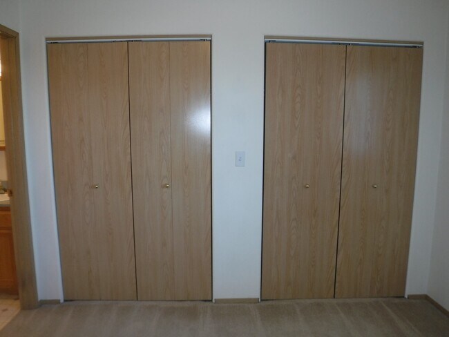 Building Photo - NE Bend 2 Bed/2.5 Bath Near St. Charles - ...