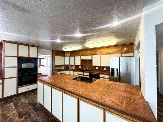 Building Photo - "Spacious 3-Bedroom Oasis in Yuma - 2,721 ...