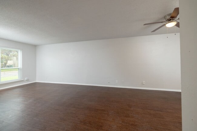 Building Photo - Remodeled Townhome with Granite & Stainless appliances