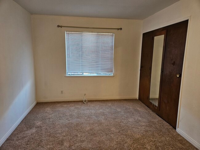 Building Photo - 45442-45412 12 St E