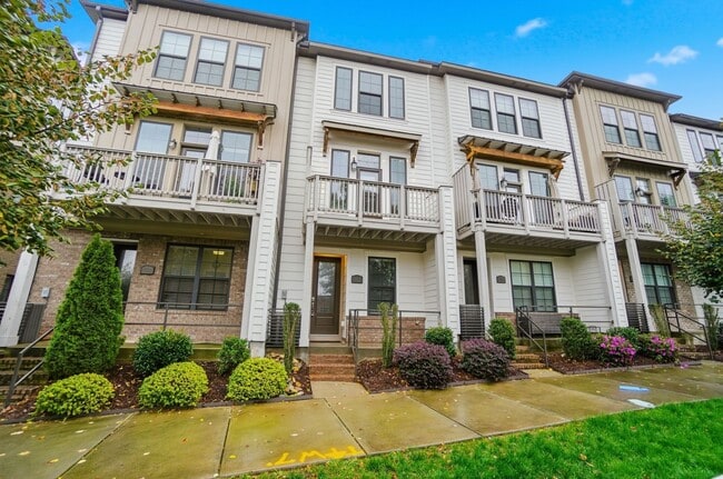 Building Photo - Modern Townhome in the Heart of Plaza Midw...