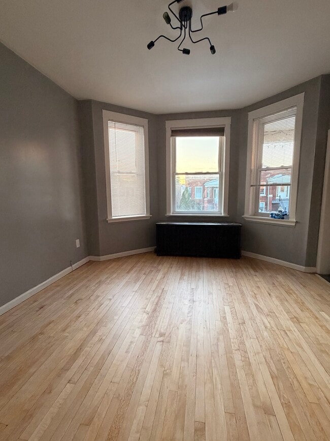 Living room - 2423 S 57th Ct