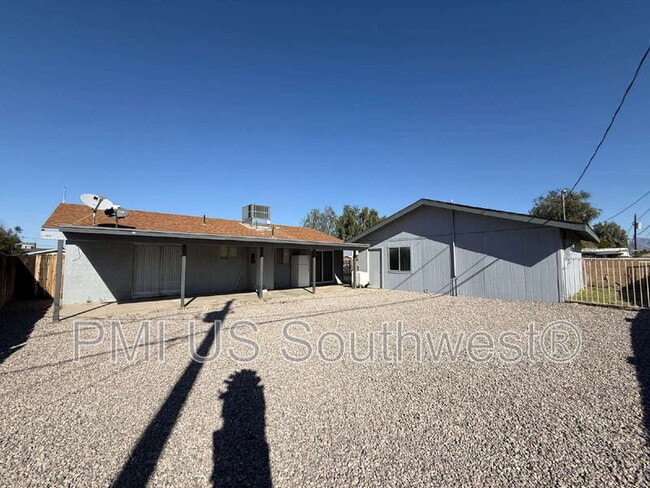 Building Photo - 664 Honeysuckle Rd