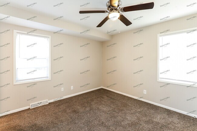 Building Photo - 5617 N Smalley Ave