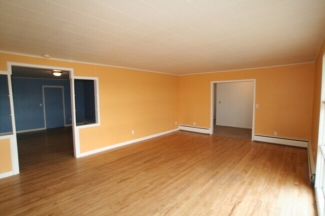 Building Photo - Single Family Home off Frontage Rd!