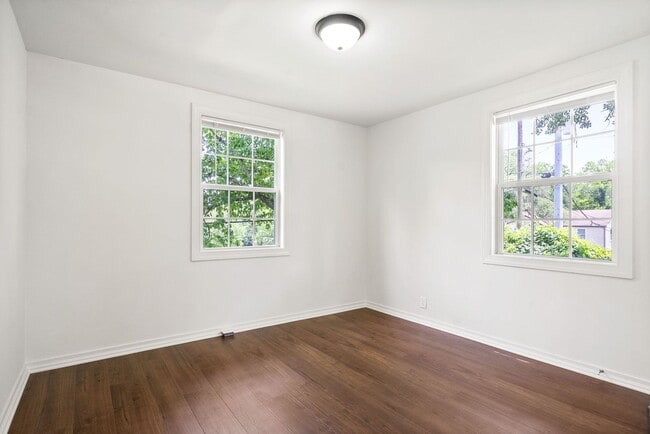 Building Photo - 3 Bedroom Home For Rent Near APSU!
