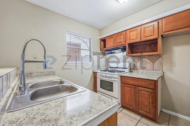 Building Photo - 6916 Shady Grove Dr