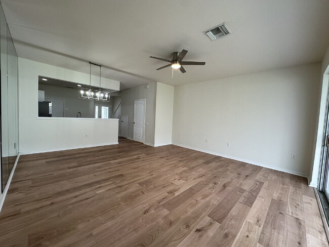 Building Photo - "Spacious 3-Bed Townhouse with 2.5 Baths in Beautiful Bradenton!"