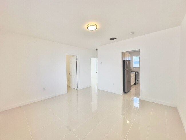Building Photo - Freshly remodelled 2bed/1bath in a duplex ...