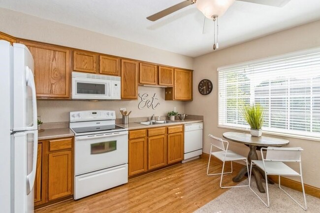 Building Photo - 300 Grandview Ct