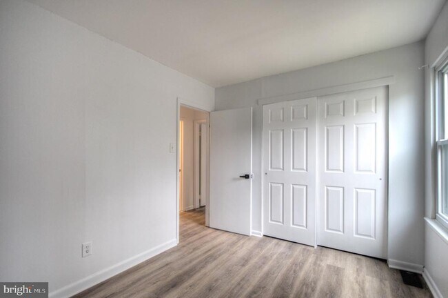 Building Photo - 49 Brambling Ln