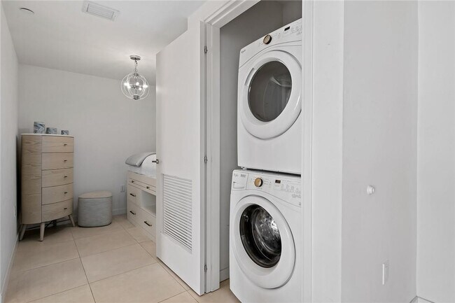 Building Photo - 401 N Birch Rd