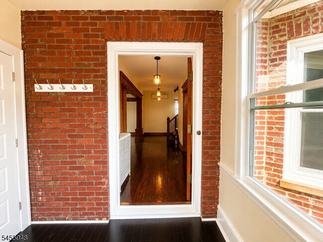 Building Photo - 2 Cloverhill Pl