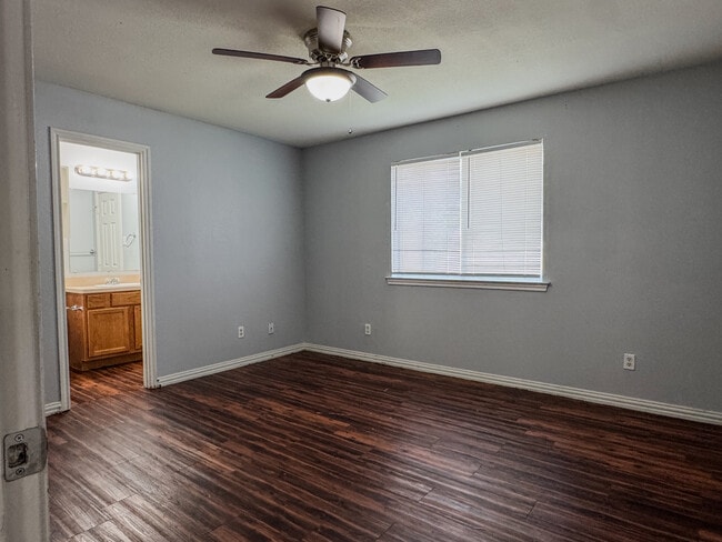 Building Photo - 1712 Manor Garden Curve