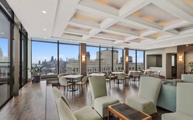 Building Photo - 2650 N Lakeview Ave