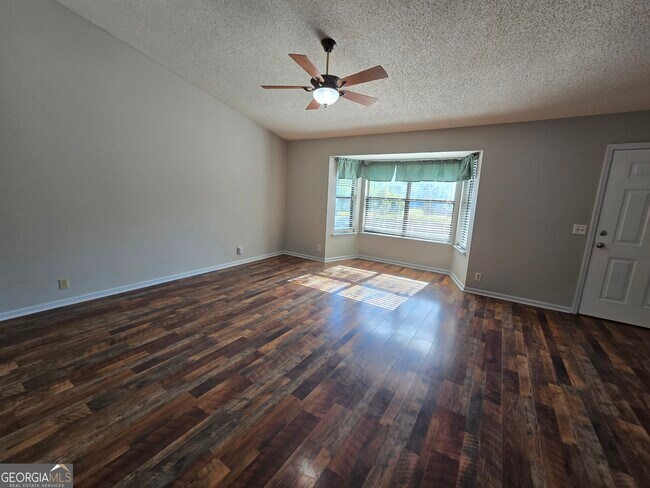 Building Photo - 425 Sunnyside Dr