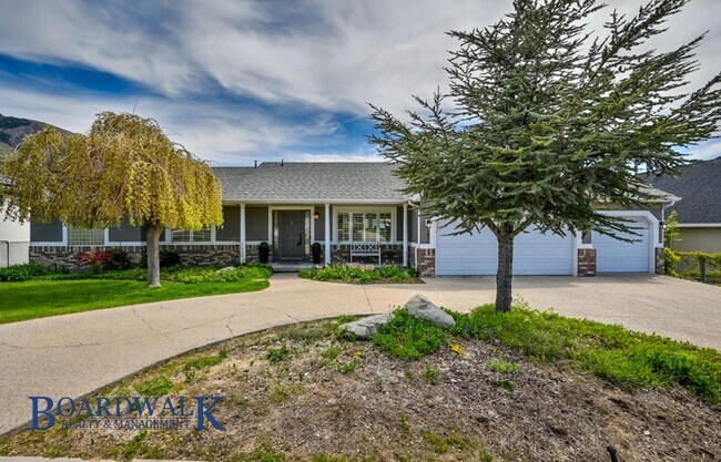 Building Photo - Modern Living Meets Mountain Lifestyle in Sandy