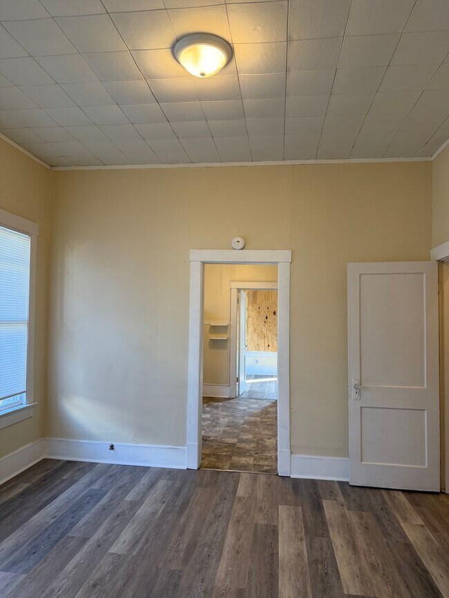 Building Photo - 557 Merrick St