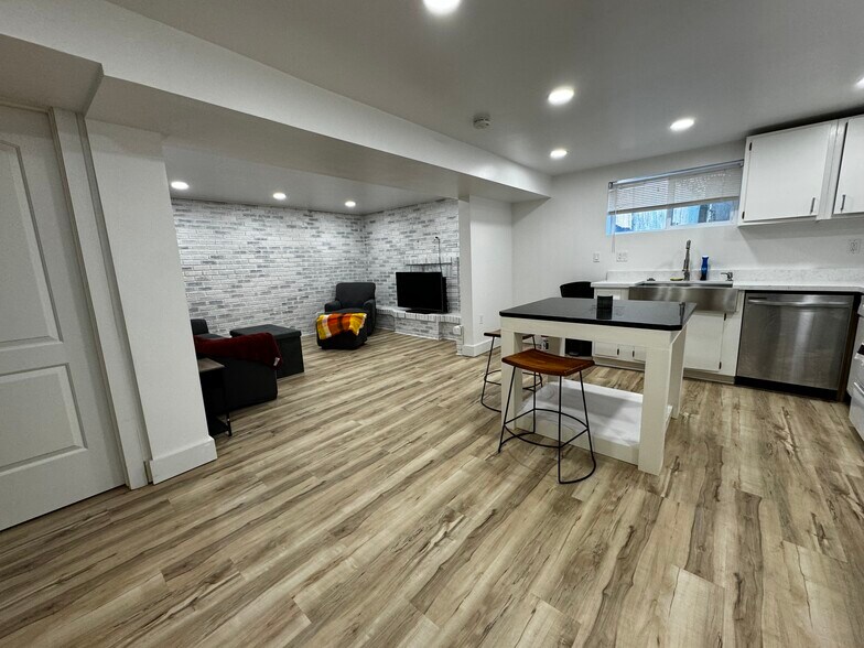 Building Photo - 583 N 150 W