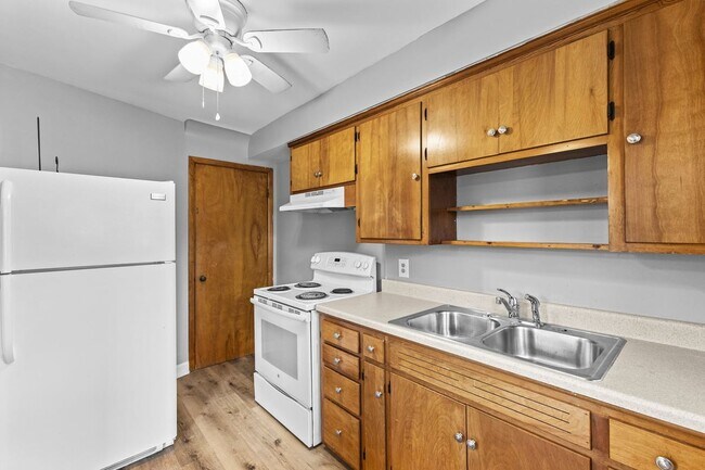 Building Photo - 723 Village Dr
