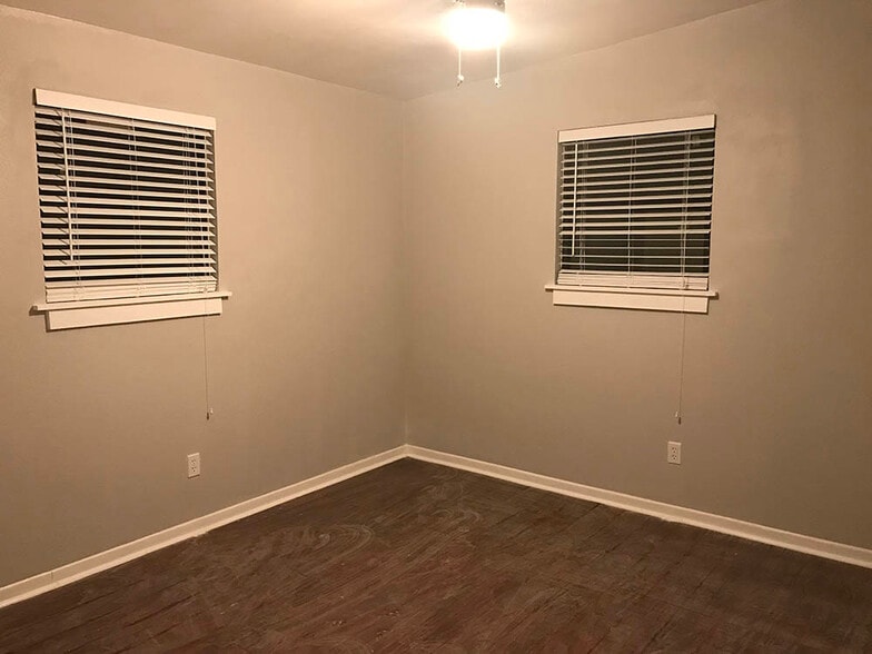 Bedroom 1 - 1304 W Lakeland Dr