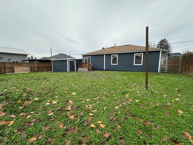 Building Photo - Newly Remodeled 3 bedroom house in Roseburg