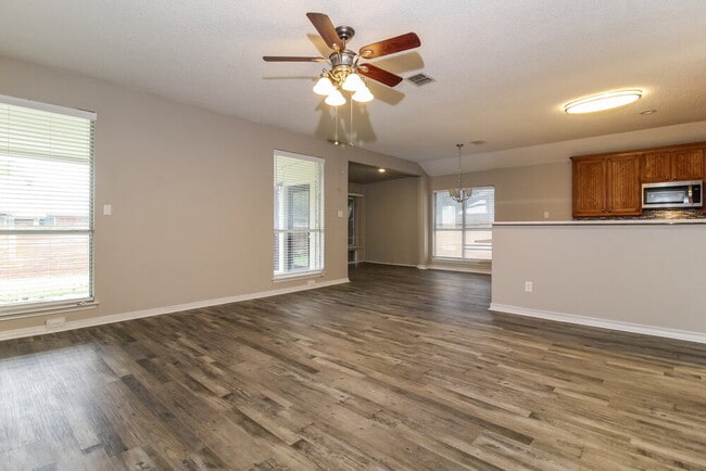 Building Photo - 5912 Hillview Dr