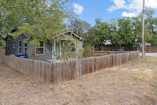Building Photo - 204 Lessin Ln