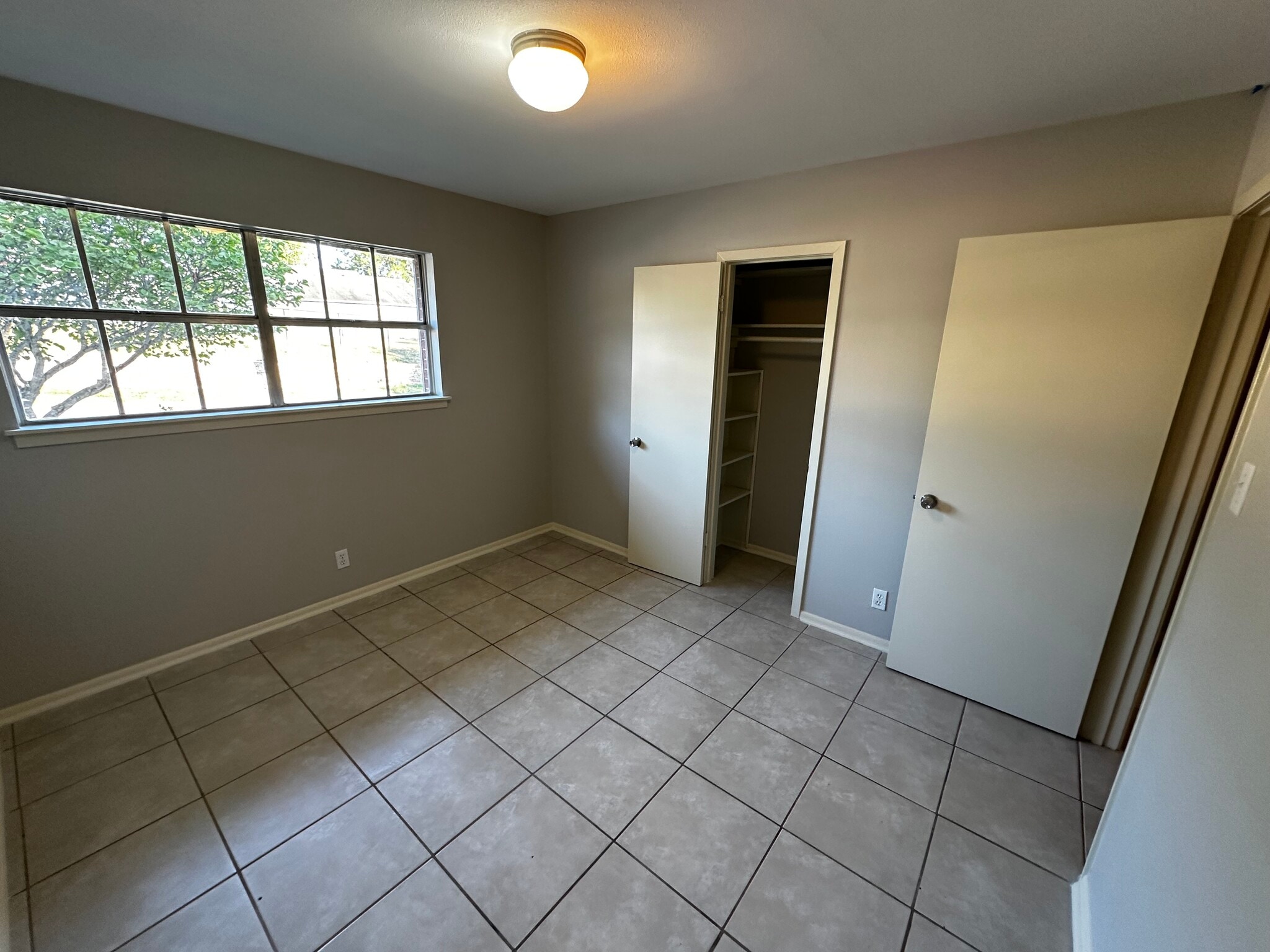 Building Photo - 2404 Parker Ln