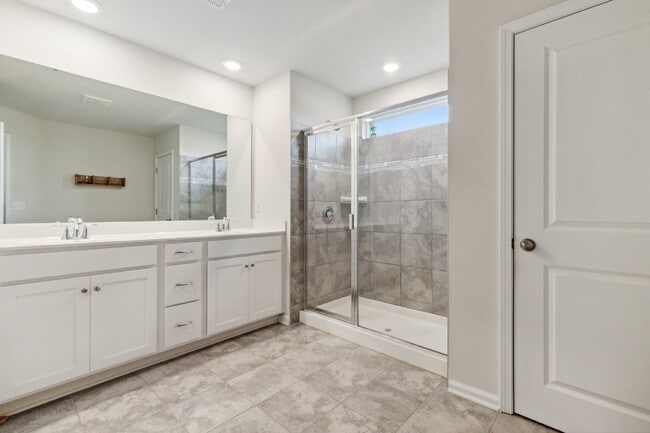 Building Photo - Townhouse in Tega Cay Available NOW! 3 beds 2.5 bath, VERY clean & ready for YOU! $2,375