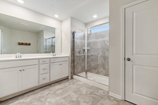 Building Photo - Well maintained 3-Bed 2.5 Bath Townhouse i...