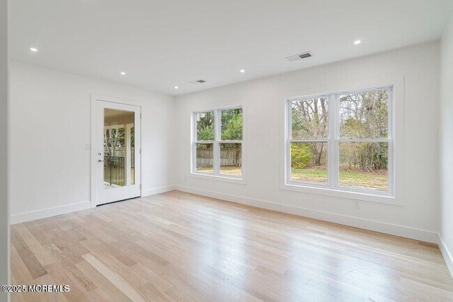 Building Photo - 527 Woodview Rd