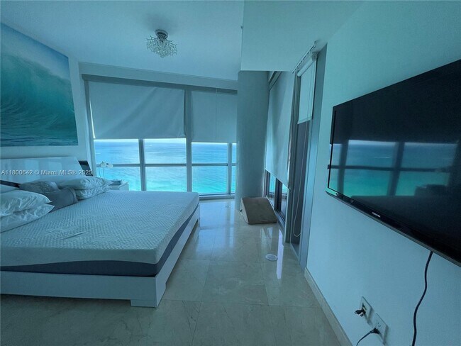 Building Photo - 17121 Collins Ave
