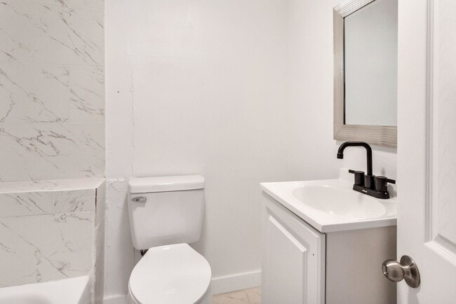 Building Photo - 107 E 11th St