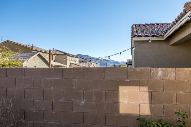 Building Photo - 4 Bedroom with new carpet and new interior paint in Saguaro Trails!