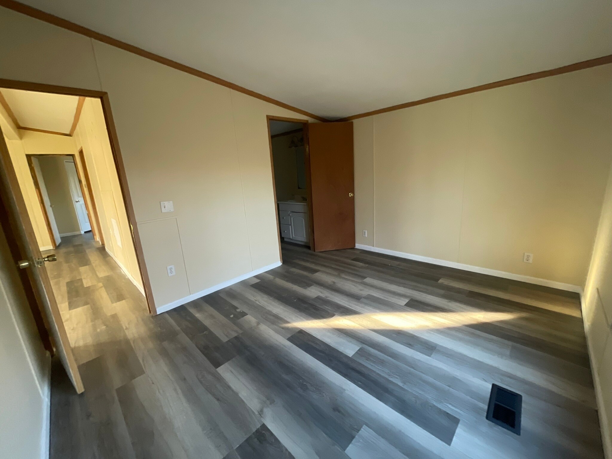 Building Photo - 1350 Pami St