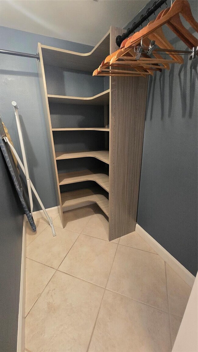 Building Photo - 300 Bayview Dr