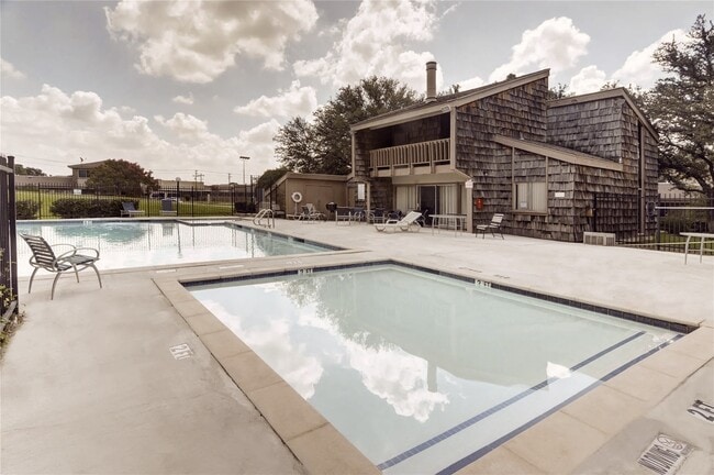 Building Photo - 2704 Stonehaven Ct