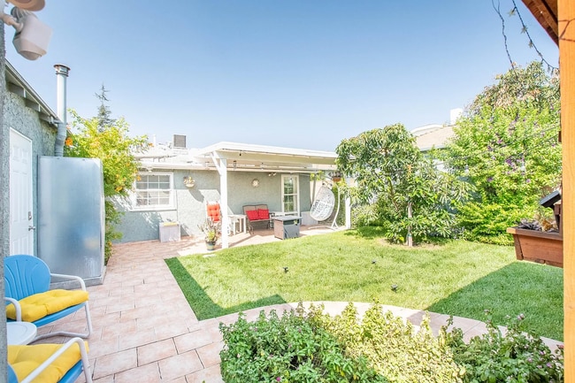 Building Photo - 2120 N Valley St