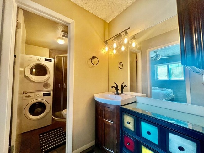 Building Photo - Beautifully updated condo in Winter Park