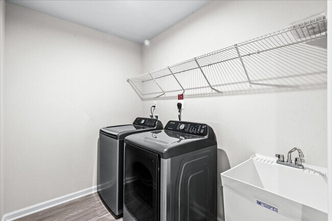 Building Photo - Elegant Townhome Close to I-95 and Downtow...