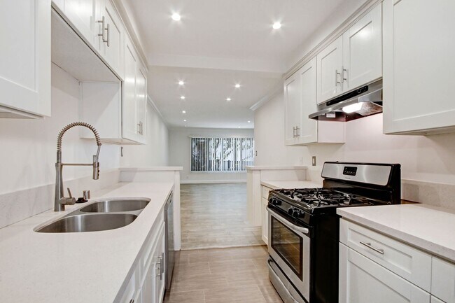 Building Photo - 11615 Darlington Ave