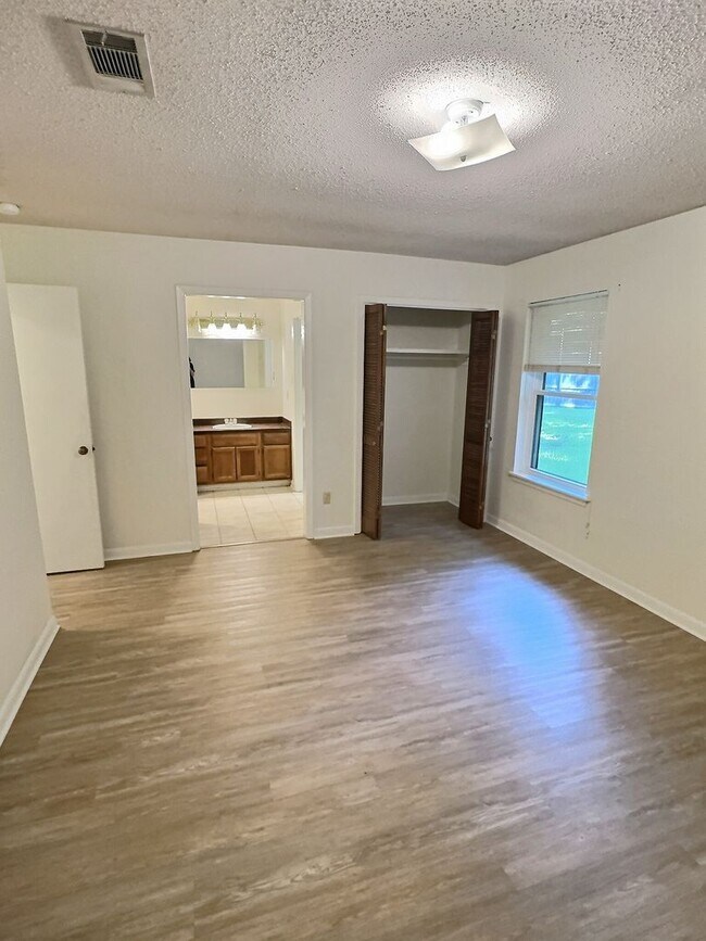 Building Photo - MOVE-IN SPECIAL! 3-Bedroom Home in Fort Ba...